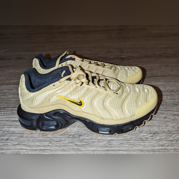 Nike Air Max Plus GS, Youth Size 7Y, Wheat Grass Colorway